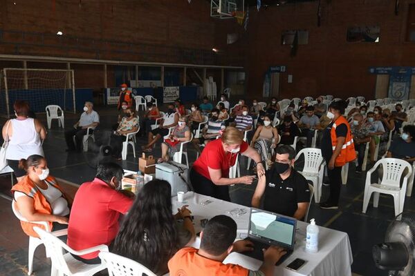 Acuden masivamente para tercera dosis, pero aún es baja la concurrencia para la primera - Nacionales - ABC Color