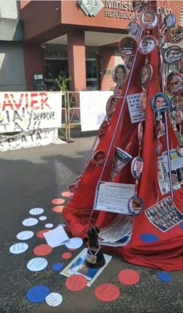 Instalan el arbolito de la corrupción frente al Ministerio Público