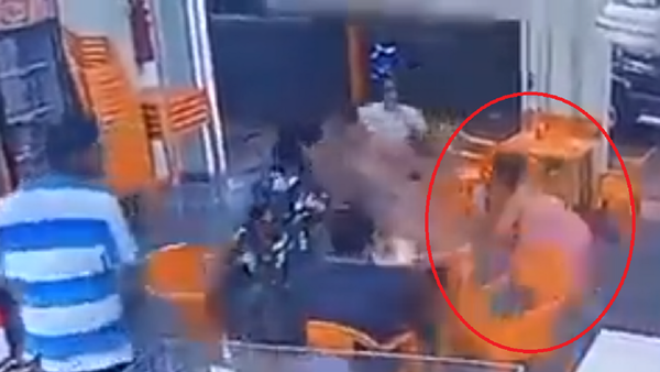 ¿Ataque de ira? Mujer destruye televisor y ataca a clientes de local
