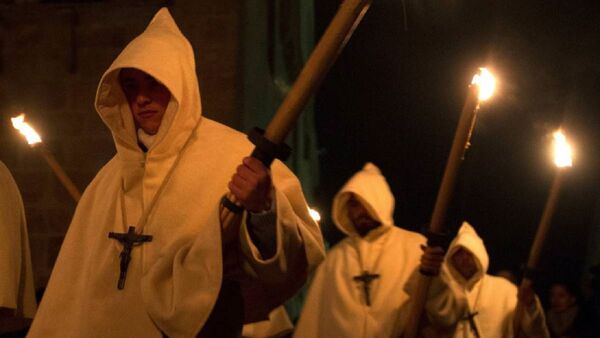 Brasil: Suspenden a un profesor por disfrazarse del Ku Klux Klan