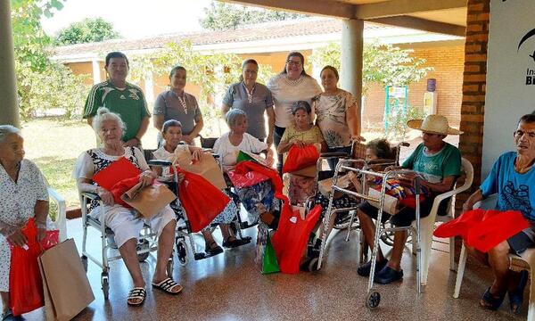 Ovetenses cumplieron el sueño de 9 abuelitos de Coronel Oviedo – Prensa 5