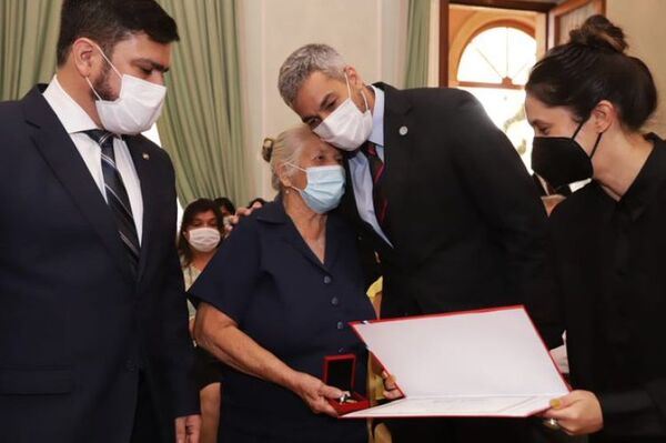 Entregan medallas al mérito a Maestros Artesanos