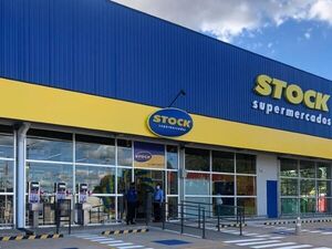 Reprochable actitud de la gerente del supermercado Stock