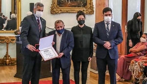 Diario HOY | Maestros Artesanos recibieron medalla al mérito del Gobierno Nacional