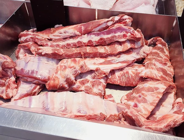 Delincuentes escaparon corriendo con dos costillares y dinero de una carnicería
