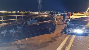 Adelantamiento indebido ocasiona múltiple choque en puente Encarnación-Posadas