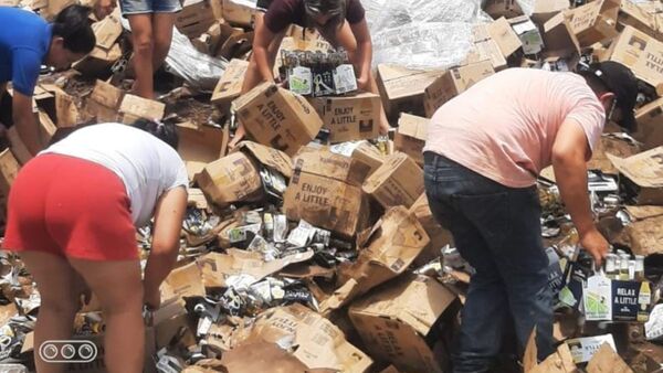 Repartidor desparramó cervezas en accidente y vecinos aprovecharon