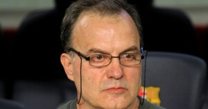 Marcelo Bielsa con un pie fuera del Leeds: fantasma del descenso y duras goleadas hacen peligrar su continuidad - C9N