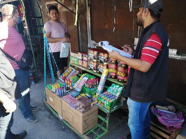 Mercado 4: Mesiteros reclaman que sólo cinco locales comerciales puedan vender pirotecnia - Nacionales - ABC Color
