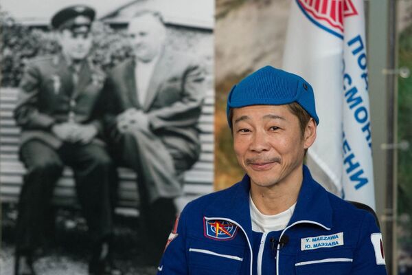 El multimillonario japonés que viajó al espacio aconseja la experiencia