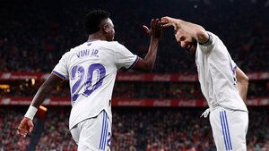 Real Madrid triunfa con un doblete de Benzema y se aleja en la cima