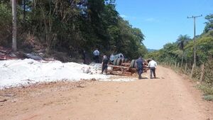 Pierde la vida tras volcar su camión