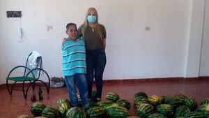 Agricultor sin brazos cosechó montón de sandías con los pies