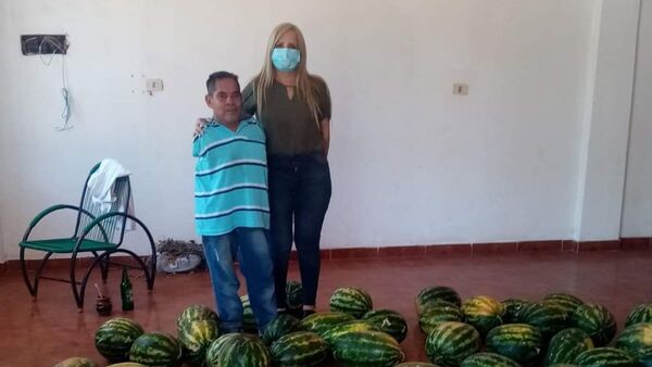 Agricultor sin brazos cosechó montón de sandías con los pies