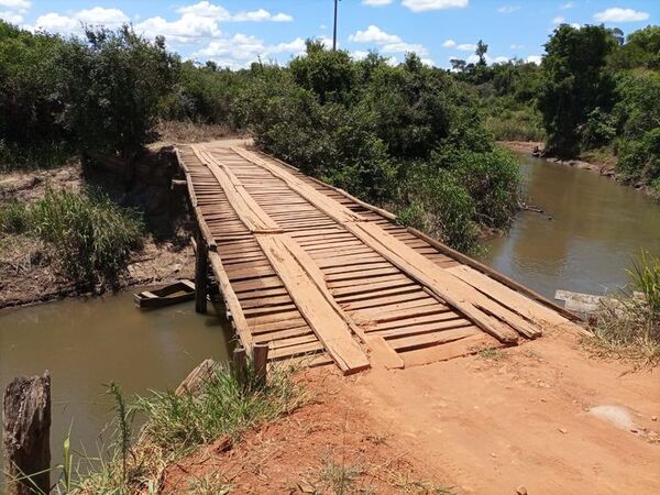 Itakyry: clausuran precario puente de madera por peligro de derrumbe - ABC en el Este - ABC Color