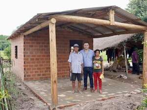 Intendente de Moisés Bertoni cumplió el sueño de la casa propia a una familia con su primer sueldo