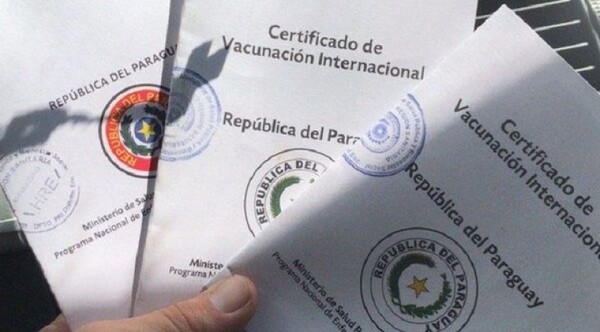 Apartan a funcionario por vender tarjeta de vacunación