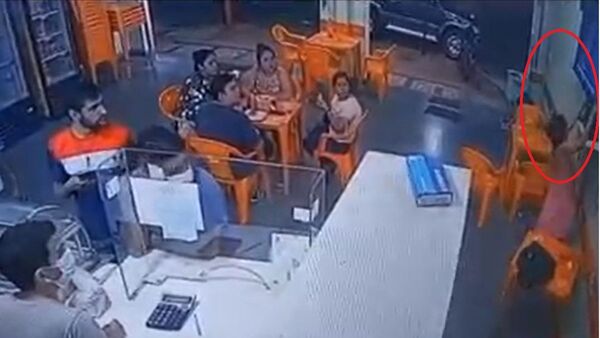 Nerviosismo findeañero: Una doña rompió la tele de un local