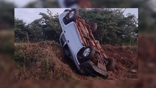 Camioneta volcó y quedó con las ruedas arriba en Coronel Bogado