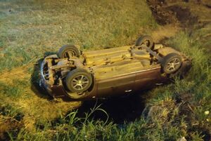 Vehículo cae al alcantarillado de una cuneta en llamativo accidente - Nacionales - ABC Color