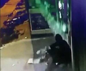 Video: pillan a ladrón al romper una puerta de blíndex de una bodega - Nacionales - ABC Color