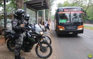 Grupo Lince continúa brindando seguridad a pasajeros en paradas de buses •