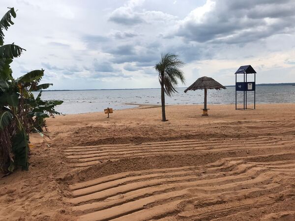 Playa Mboi Ka’e suma espacio al sector de arena y cuenta con más de 9 quinchos para los veraneantes
