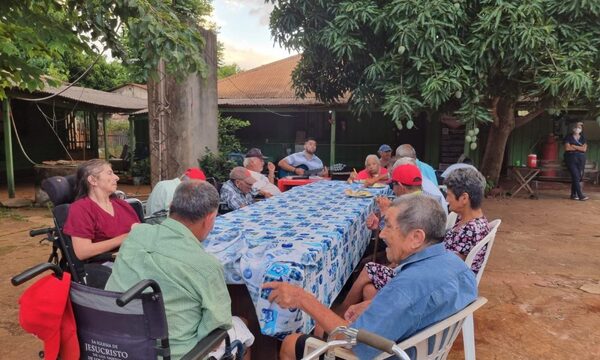 «Navidad de los abuelos» fue ayer en hogar de ancianos