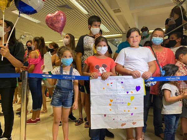 Abrazos que dan vida: paraguayos se reencuentran con familiares después de años - Nacionales - ABC Color