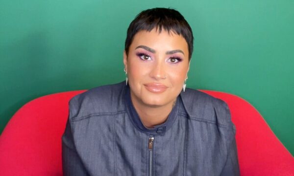 Demi Lovato le da serenata a un fantasma para ayudarlo a superar su trauma