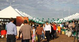 Se realiza la feria de productos frutihortícola en la Costanera de Asunción