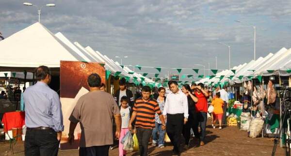 Se realiza la feria de productos frutihortícola en la Costanera de Asunción