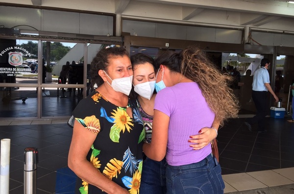 Emoción envuelve al aeropuerto Silvio Pettirossi con la masiva llegada de compatriotas para las fiestas