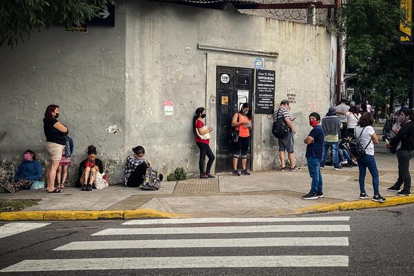 El desempleo baja en Argentina, pero la precariedad laboral va en aumento