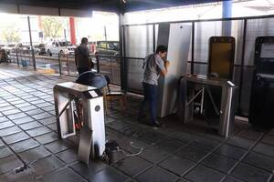 Crónica / Migraciones de CDE retiró aparato que cachaba malandros