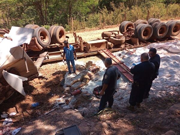 Vuelco de camión de gran porte dejó un muerto y otro con lesiones