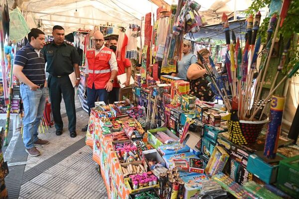 Ni una chispa: realizan control de venta de pirotecnia en el Mercado 4 - Nacionales - ABC Color