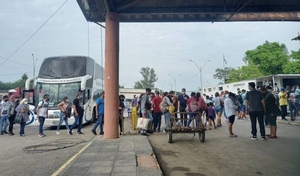 Diario HOY | Siguen las largas filas y la interminable espera en cruce de Puerto Falcón