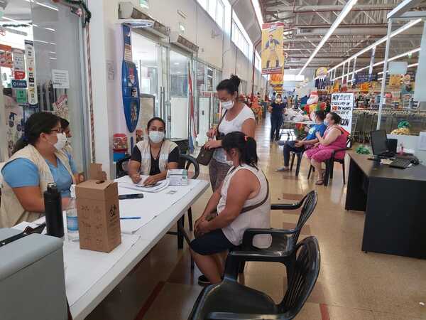 Vacunación de hoy en supermercados durará toda la tarde - La Clave