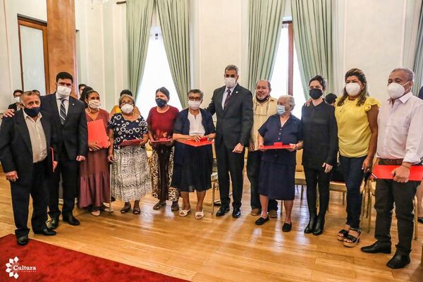 “Maestros artesanos” reciben medalla al mérito - Cultura - ABC Color