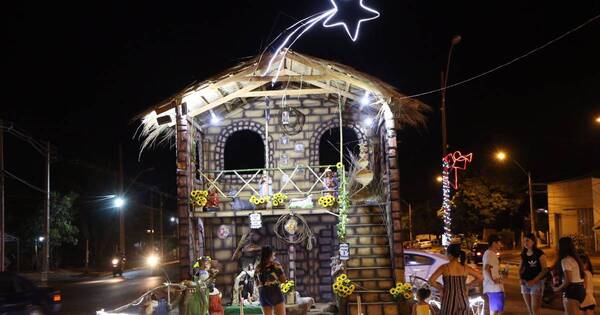 La Nación / Con once rotondas ornamentadas, la avenida Perú se convirtió en el rincón navideño de CDE