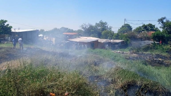 Diario HOY | Logran controlar incendio de pastizal en MRA antes de que afecte a viviendas