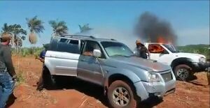 Queman dos vehículos durante enfrentamiento entre guardias y sintierras en Yasy Cañy - Nacionales - ABC Color