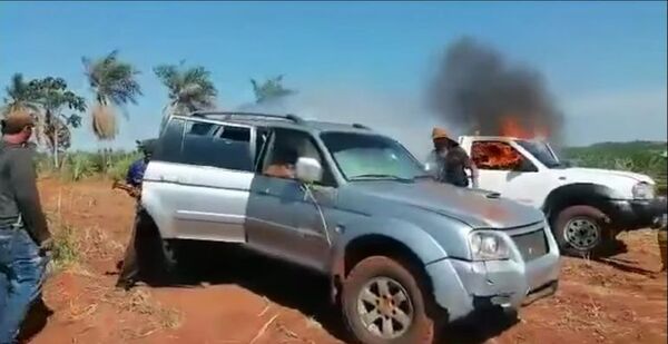 Queman dos vehículos durante enfrentamiento entre guardias y sintierras en Yasy Cañy - Nacionales - ABC Color