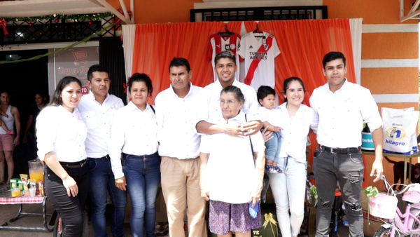 Robert Rojas celebra el primer anivesario de su supermercado