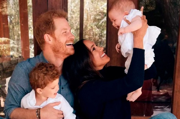 Harry y Meghan Markle muestran por primera vez a su hija Lilibet en una hermosa tarjeta navideña