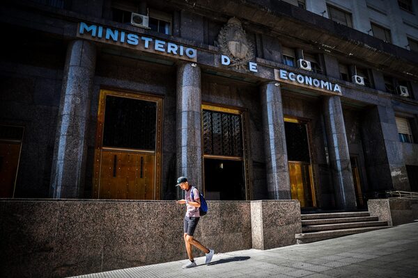 Argentina arrastra aún el lastre de la deuda tras 20 años del colosal "default" - MarketData