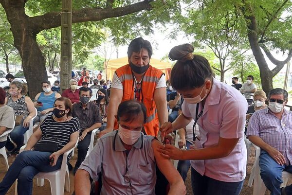 Miles reciben vacuna de refuerzo contra el covid-19 para celebrar las fiestas en familia - Nacionales - ABC Color