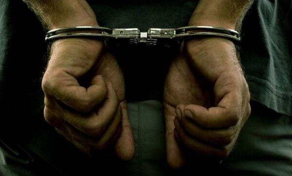 Detienen a hombre que llevaba cocaína envuelta en el pene