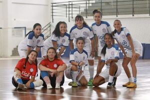 Las chicas practican sin descanso el futsal FIFA - Polideportivo - ABC Color